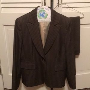 Woman’s size 8 suit w/pants